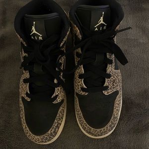 Jordan 1 Mid SE Leopard
